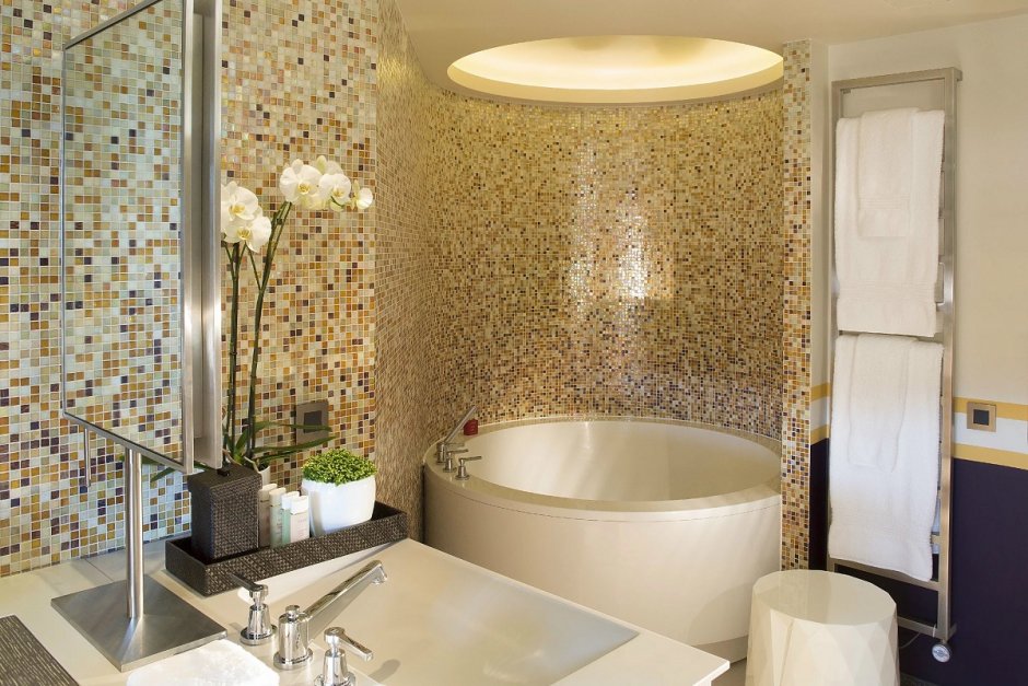 Стеклянная мозаика в интерьере ванной