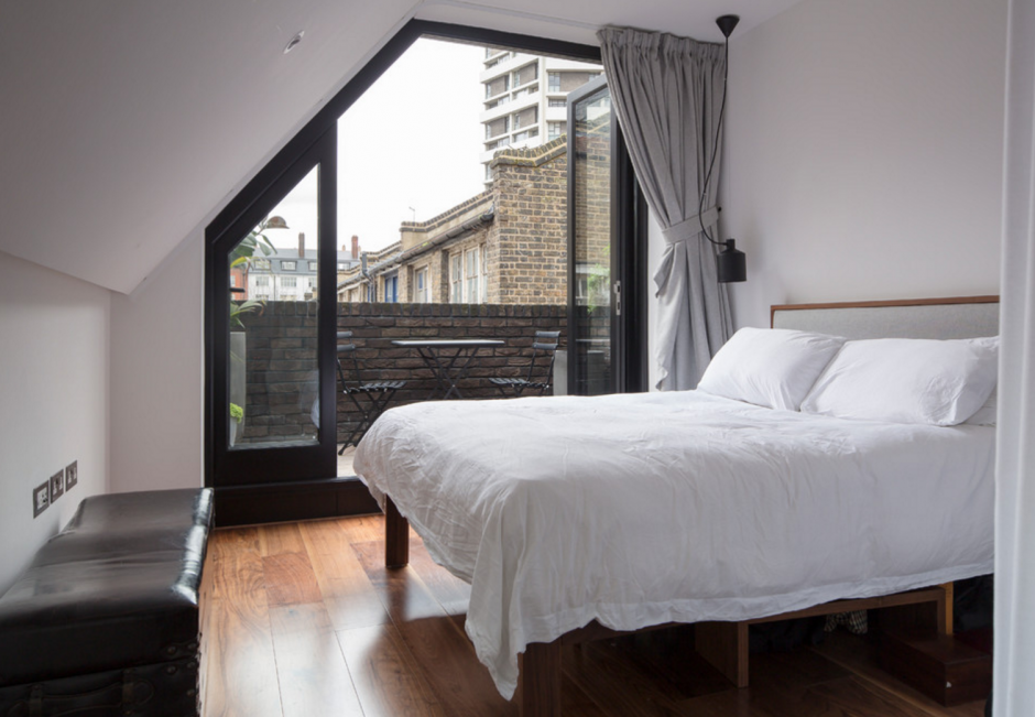 Спальня с балконом в стиле лофт