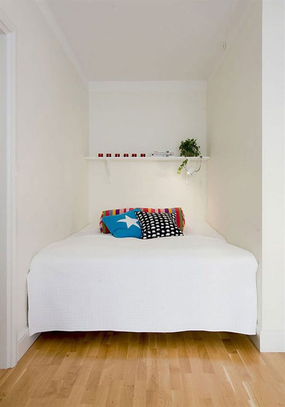 Кровать в нише в скандинавском стиле