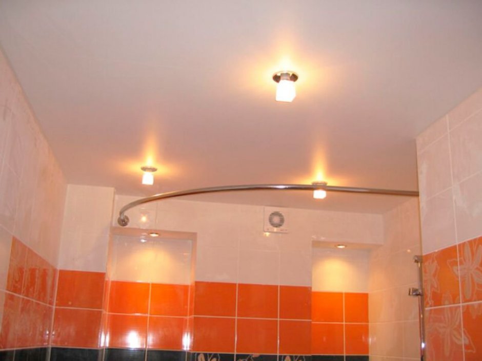 Сатиновый потолок в ванной