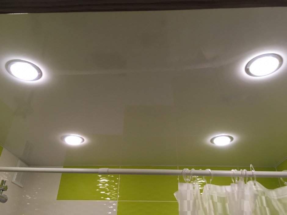 Светильники в натяжной потолок в ванной комнате