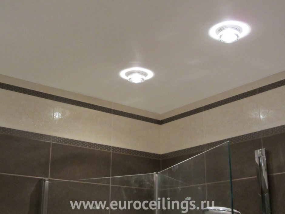Точечные светильники в ванной с пластиковым потолком