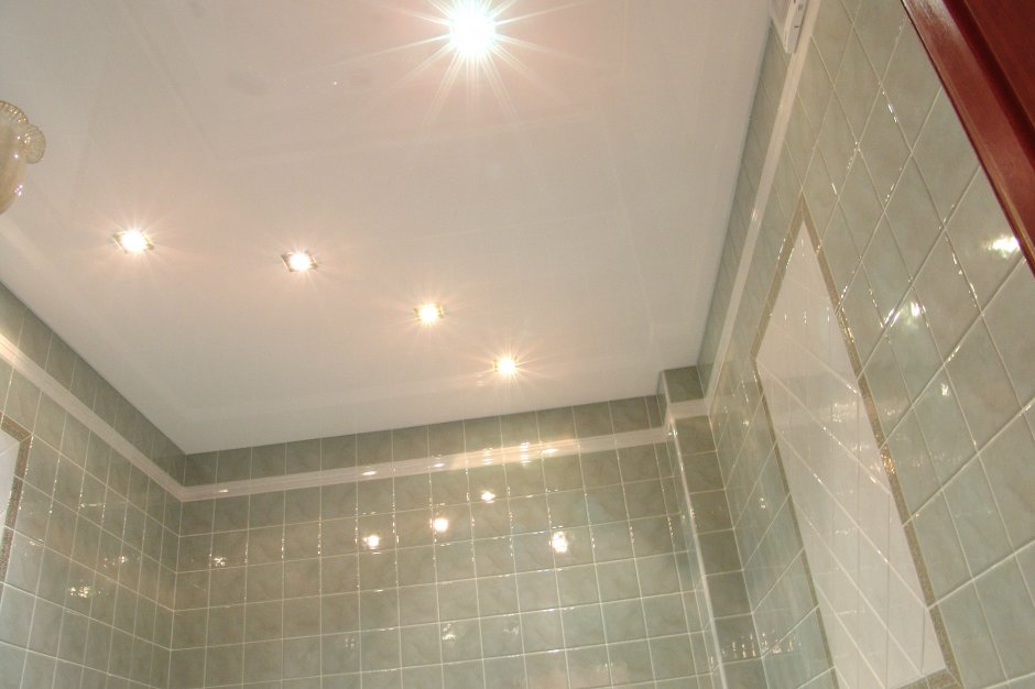 Расположение точечных светильников в ванной
