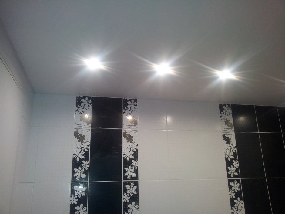 Точечные светильники для натяжных потолков расположение в ванной