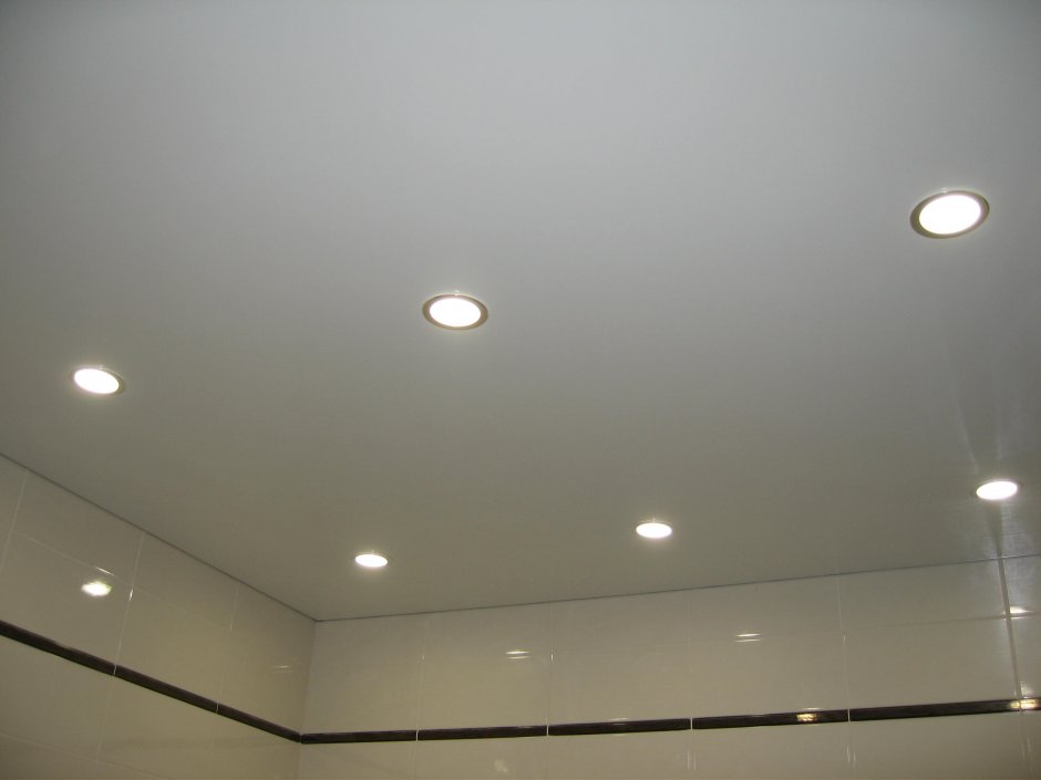 Белые светильники на потолке