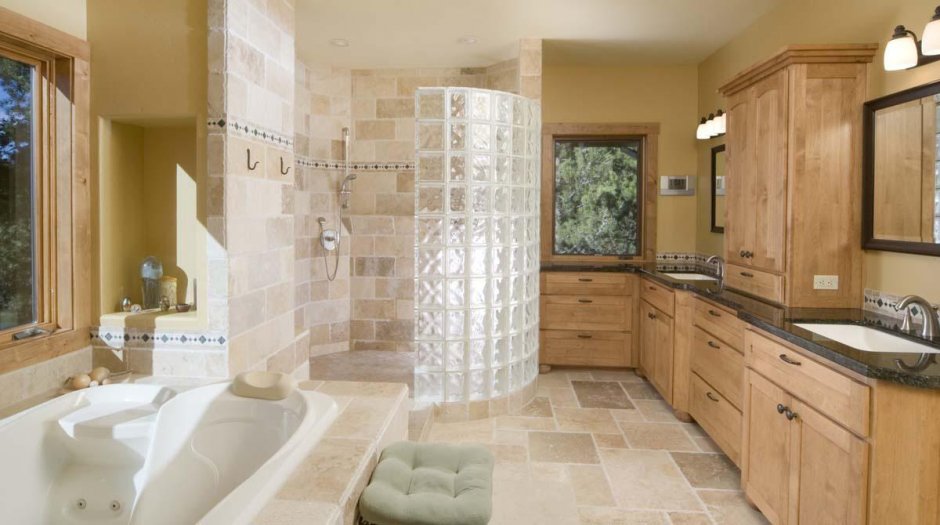 Ванная комната: деревянная столешница и стеклоблоки для душевой
