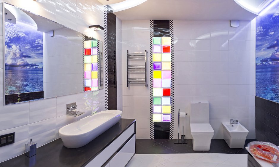 Цветные стеклянные блоки в ванной