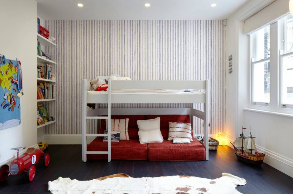 Планировка детской комнаты с двухъярусной кроватью и диваном
