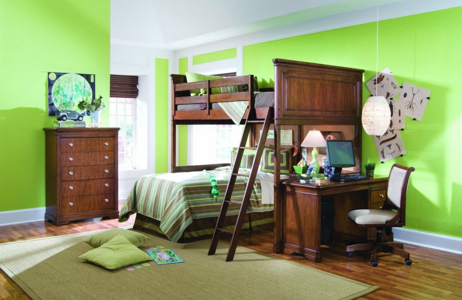 Детская комната с зелеными стенами