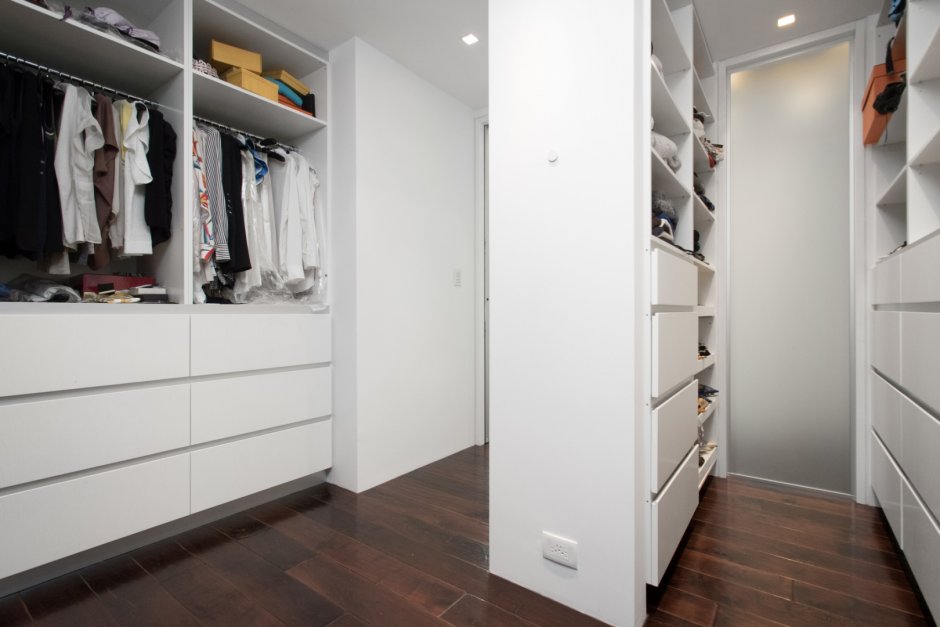 Маленький гардеробный шкаф в коридоре