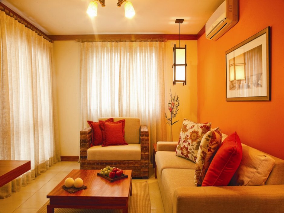 Интерьер зала с оранжевым диваном