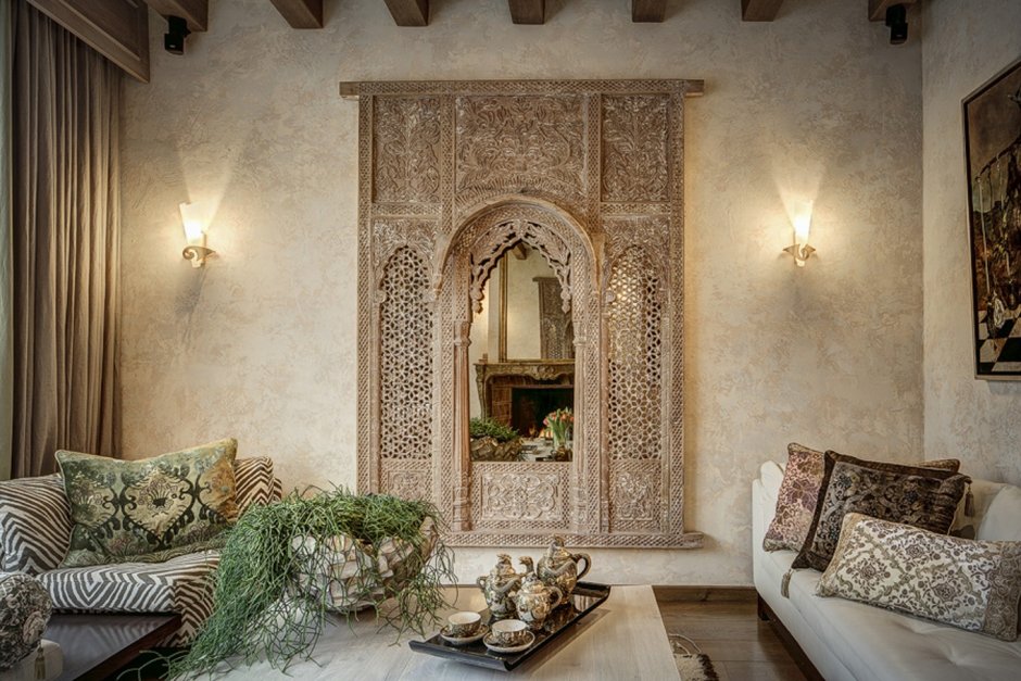 Интерьер гостиной с камином в марокканском стиле