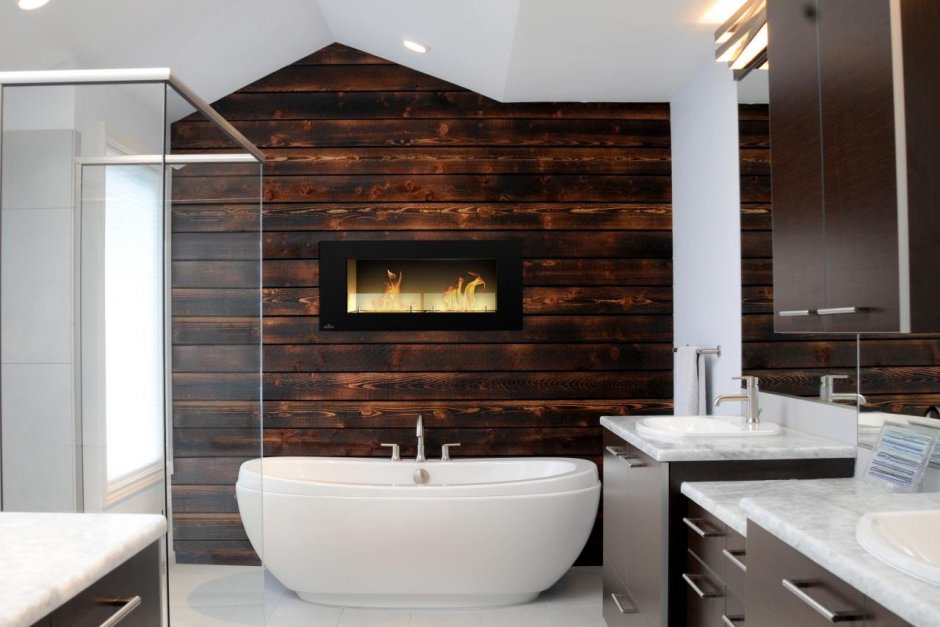 Интерьер ванной с элементами дерева
