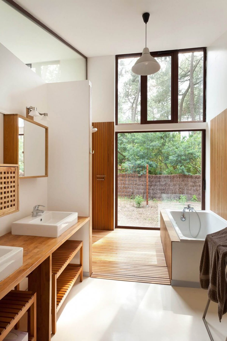 Ванные комнаты с элементом дерева