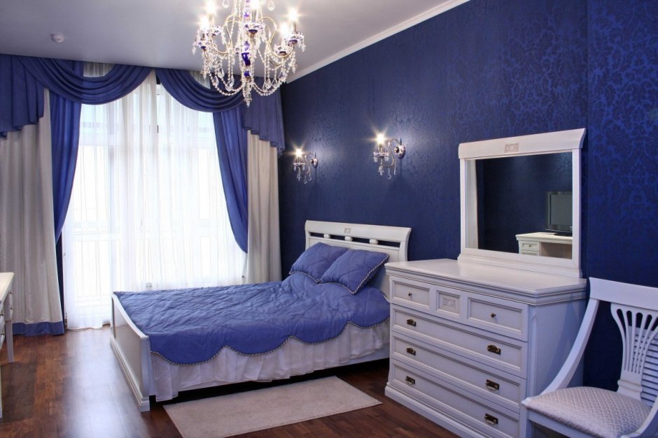 Бело синяя спальня