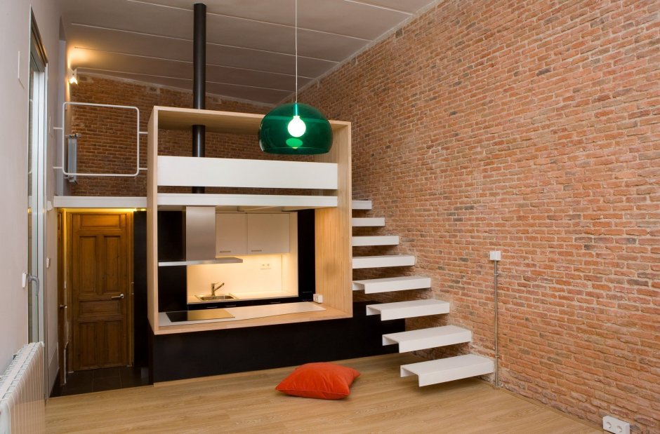 Двухуровневая комната в квартире с высокими потолками (60 фото)