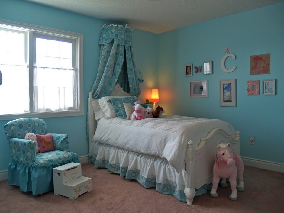 Спальня для девочки в голубых тонах