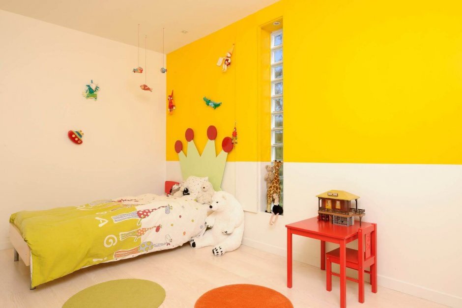 Желтые стены в интерьере детской