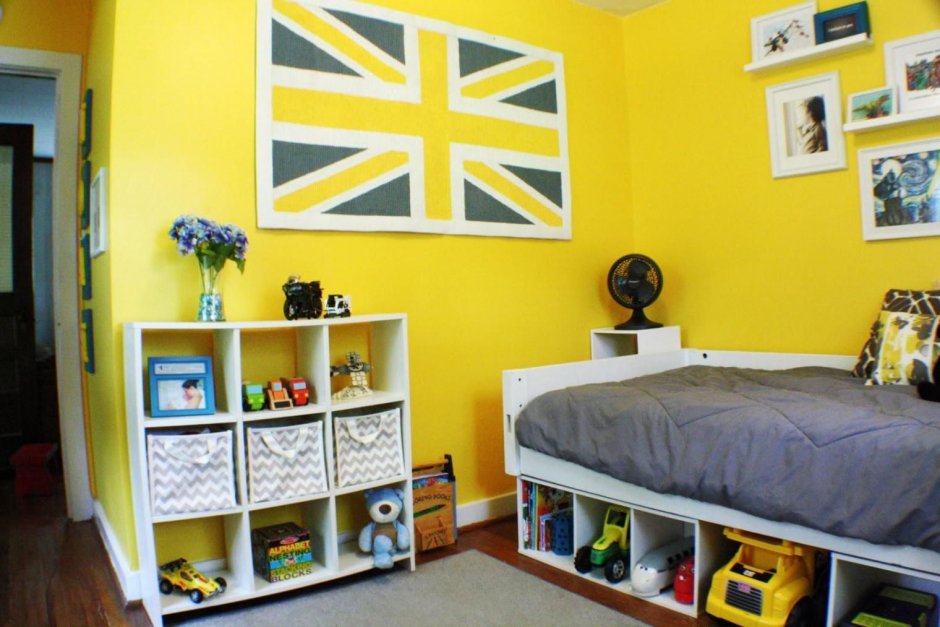 Желтые стены в интерьере детской