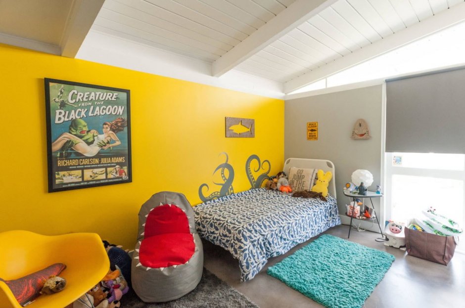 Детская комната для мальчиков с желтыми стенами