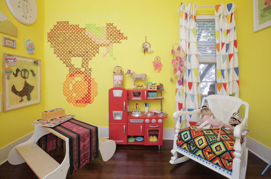 Детская комната для девочки в желтом цвете