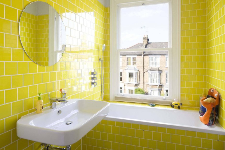 Желтая плитка в ванную комнату
