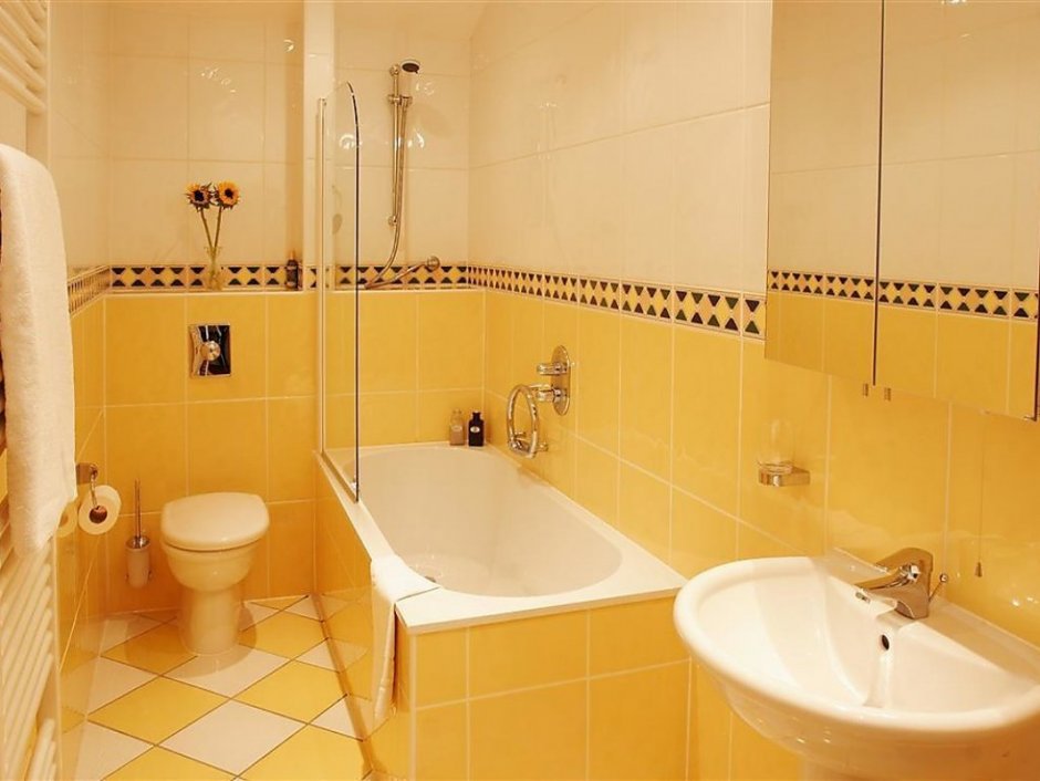 Желтая плитка в ванную комнату