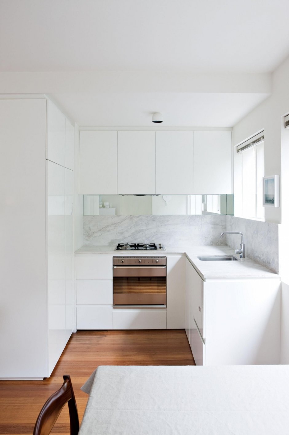 Минималистичный дизайн интерьеров для маленьких кухонь (57 фото)