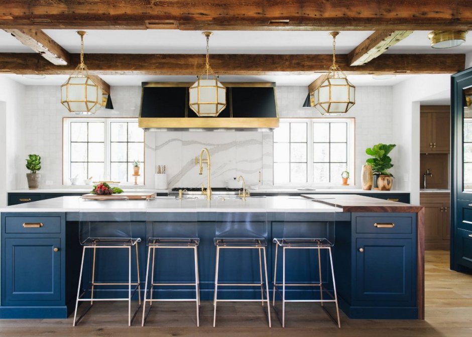 Синяя кухня в загородном доме