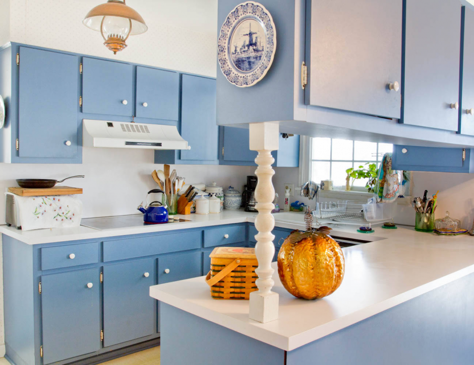 Оранжево голубая кухня