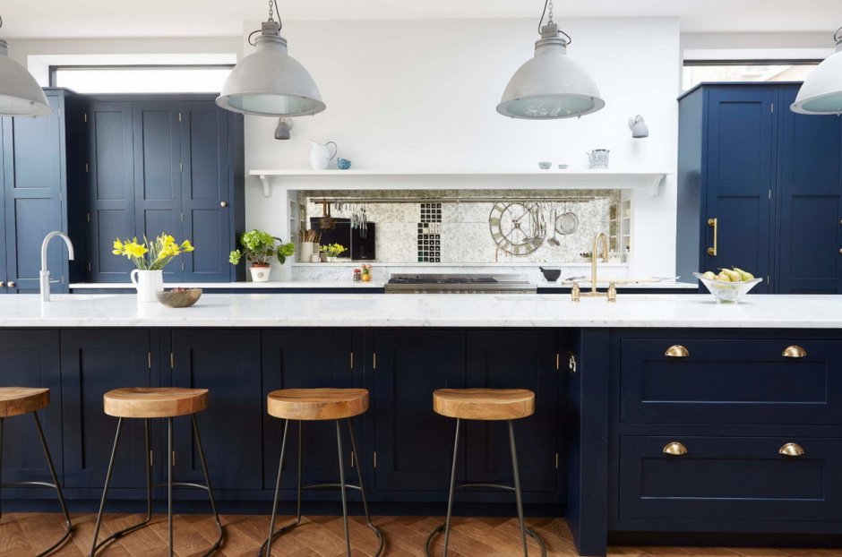 Темно синяя кухня в интерьере