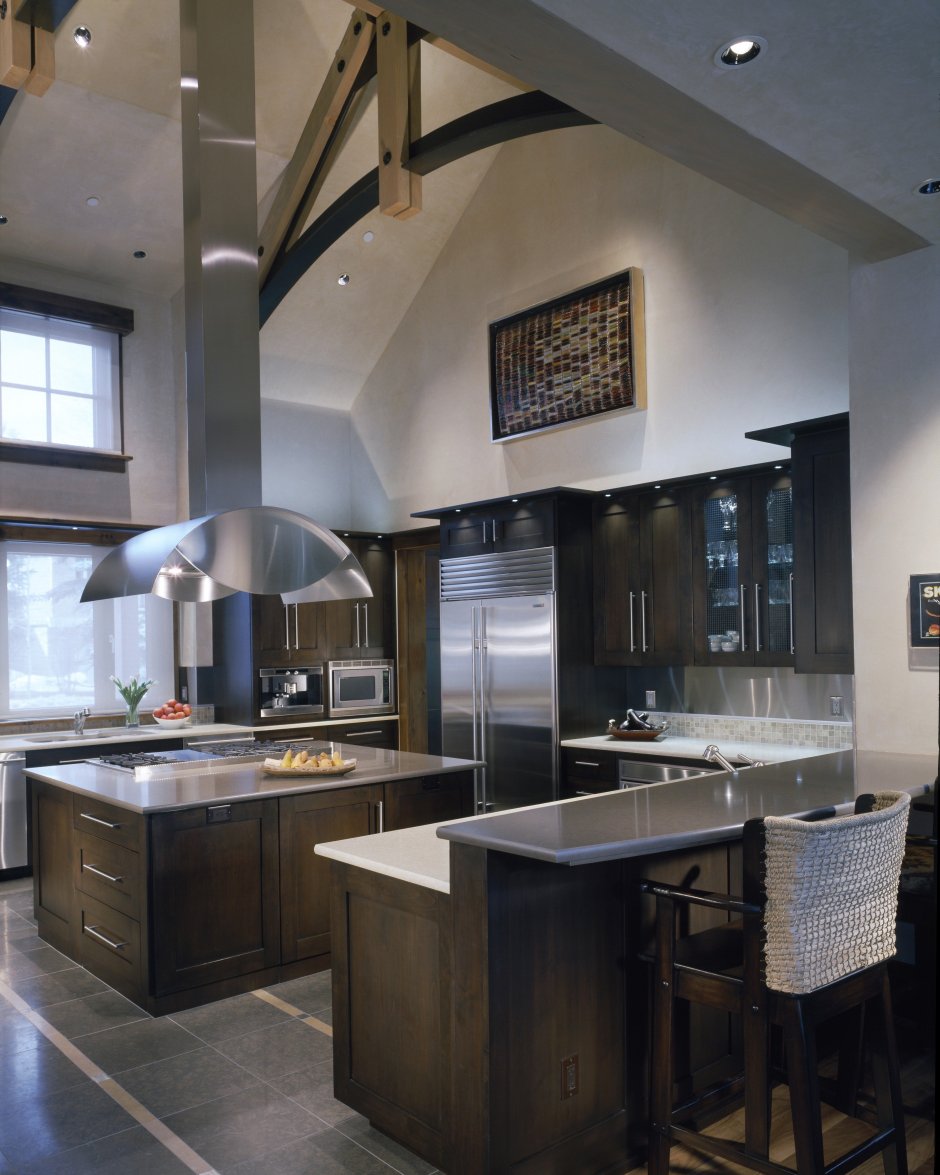 Кухня в современном стиле с высокими потолками
