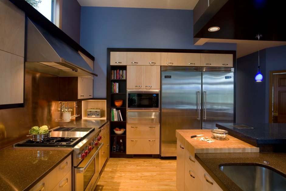Широкий холодильник в интерьере кухни