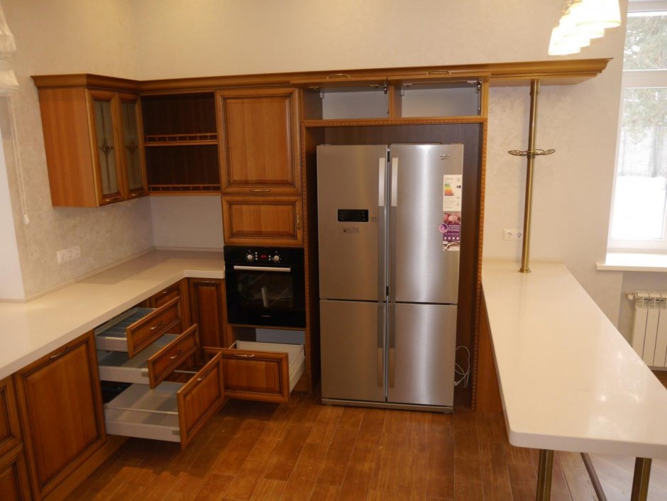 Угловая кухня с двумя холодильниками