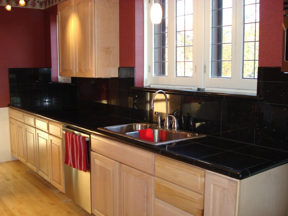 Черный кухонный гарнитур с деревянной столешницей
