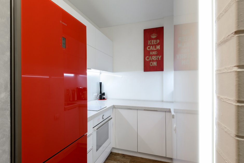 Белая кухня с красным холодильником