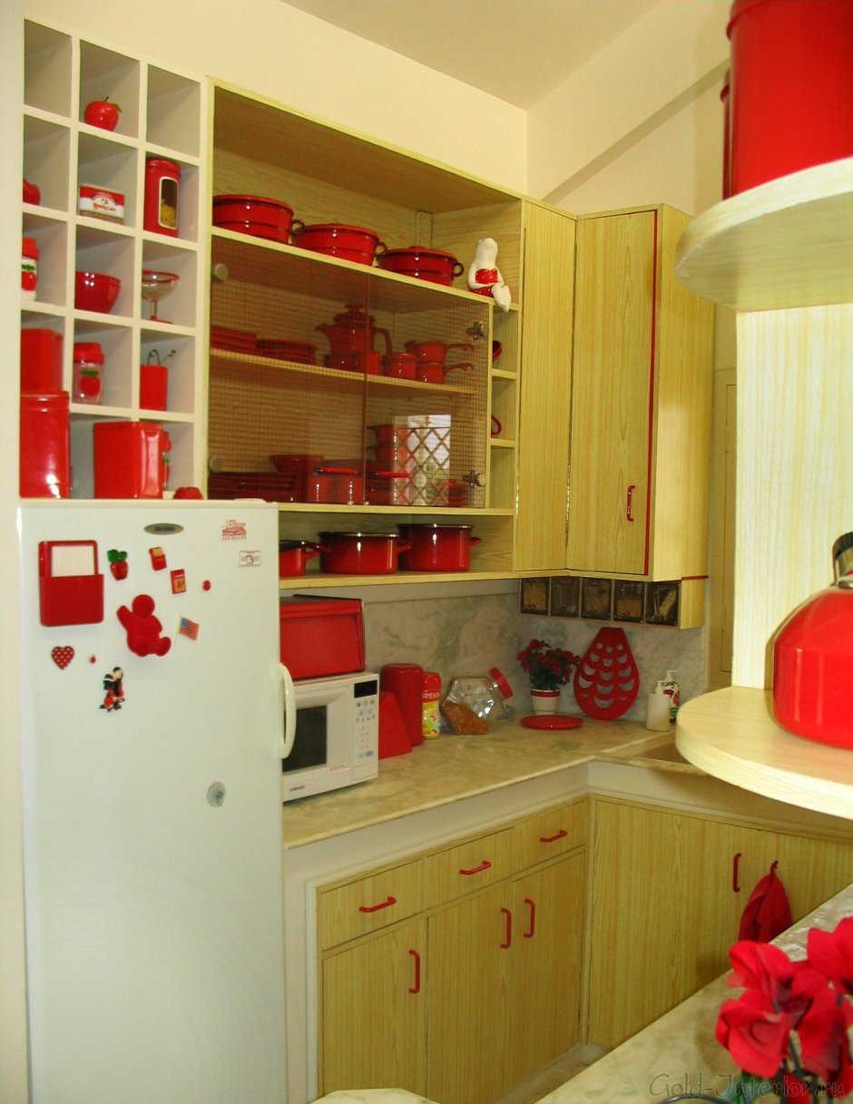 Маленькая кухня в красной гамме
