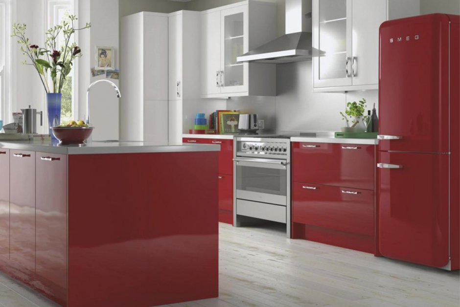 Красный холодильник в интерьере кухни