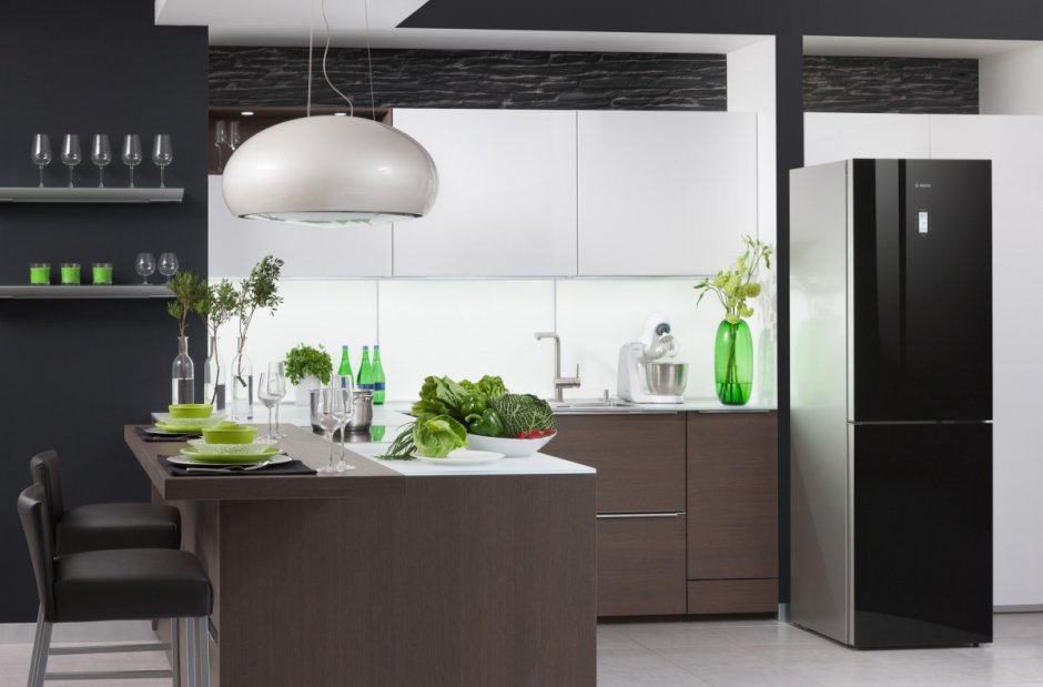Холодильник в современном интерьере кухни