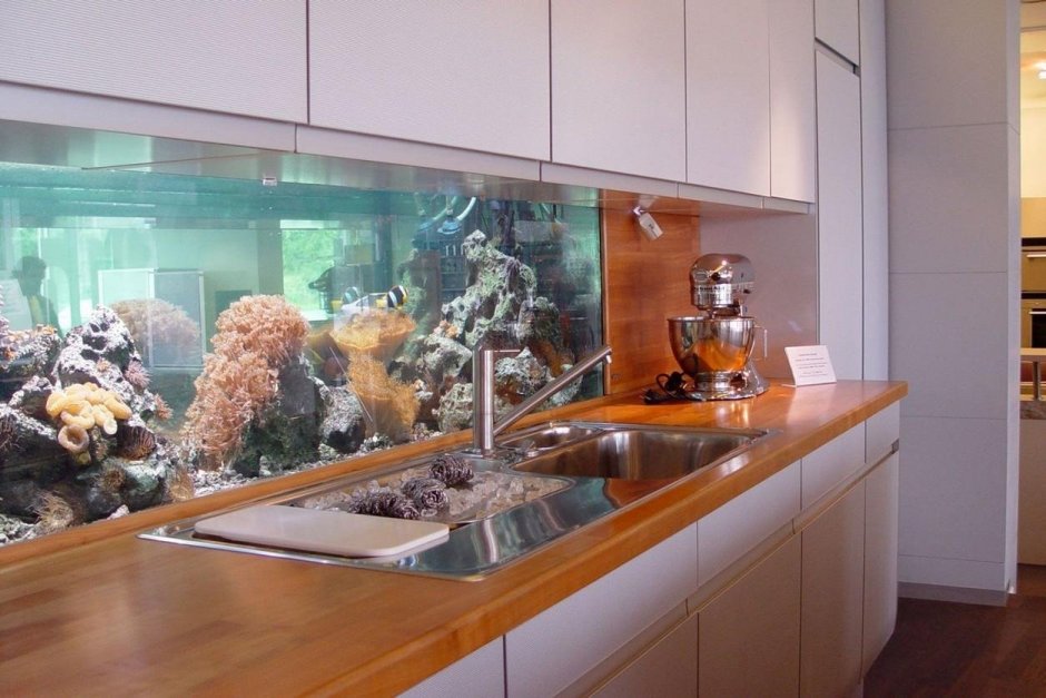 Красивый аквариум на кухне