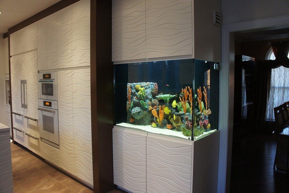 Встроенный аквариум на кухне