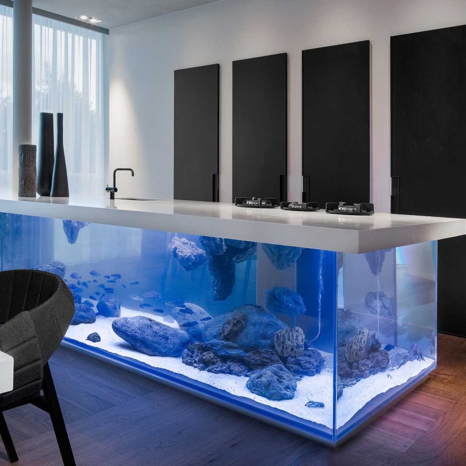 Барная стойка с аквариумом на кухне