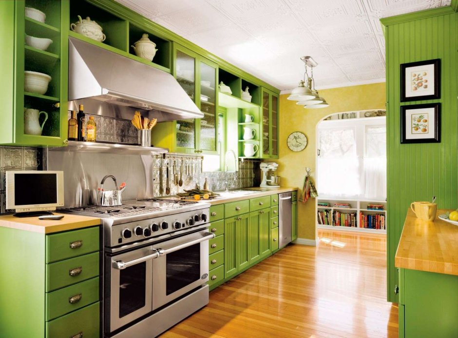 Интерьер кухни с зелеными стенами