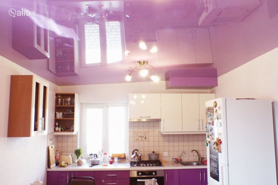 Цветной потолок на кухне