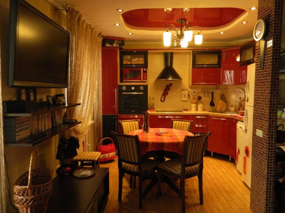 Интерьер кухни с красным потолком