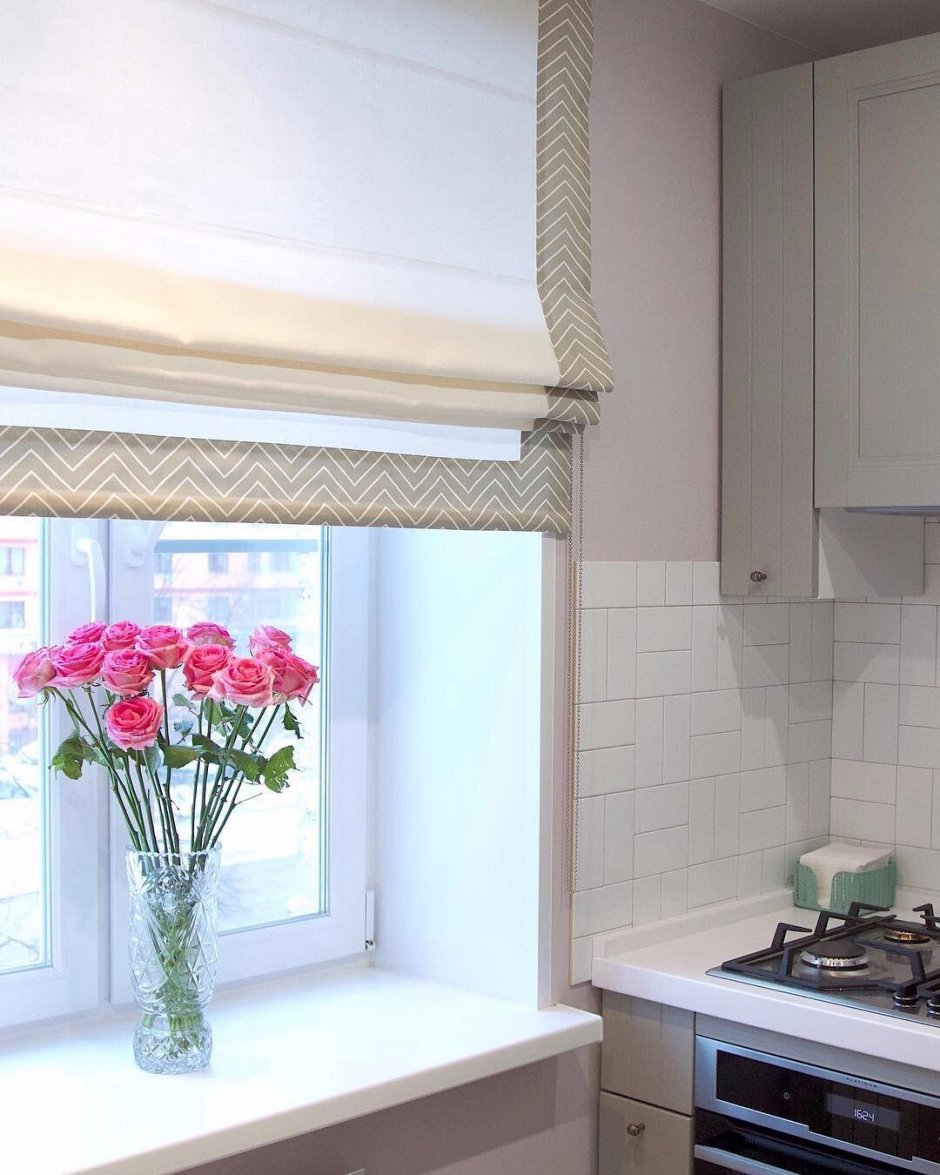 римские шторы на кухню в современном стиле короткие до подоконника