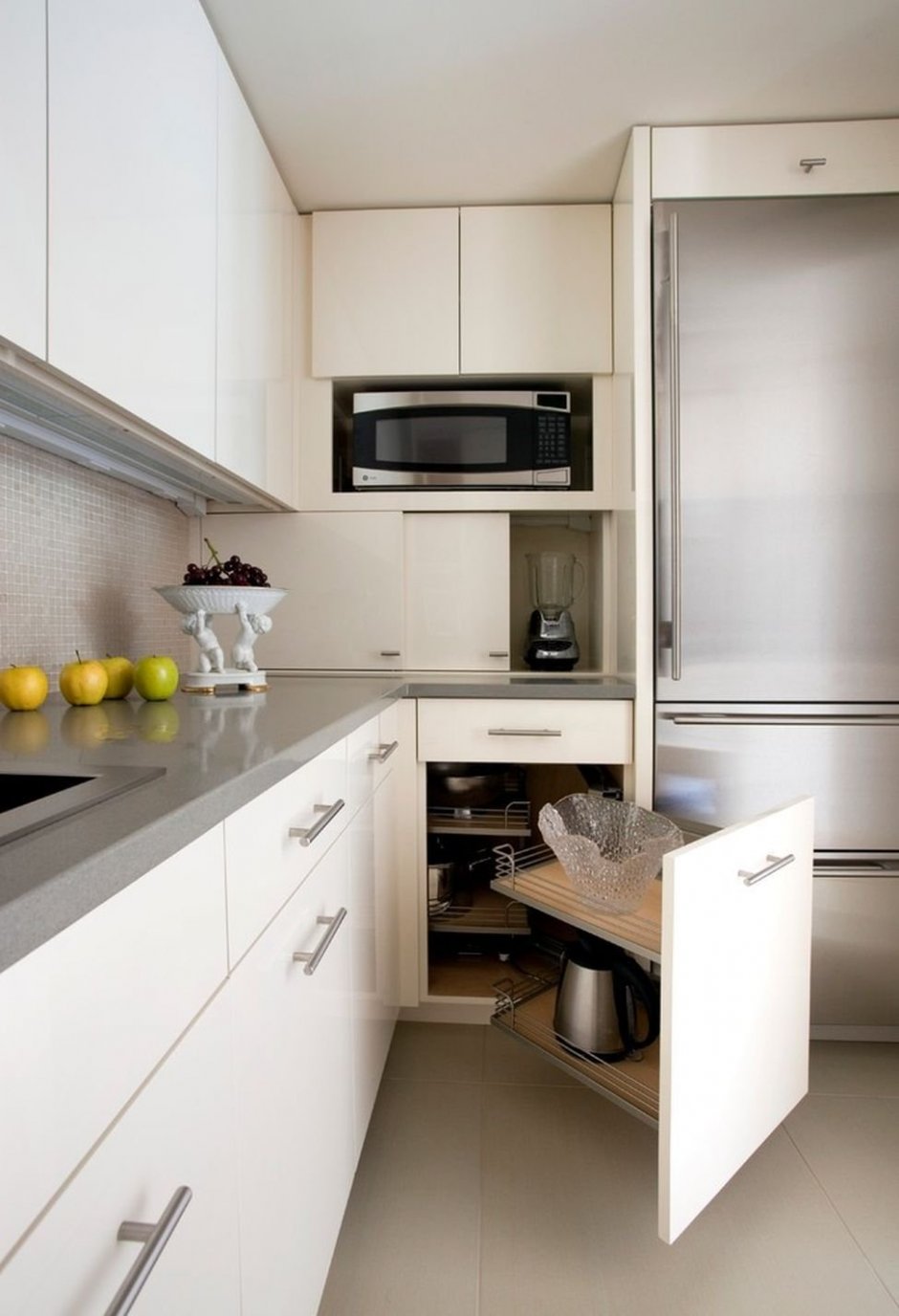 Маленькая угловая кухня с холодильником