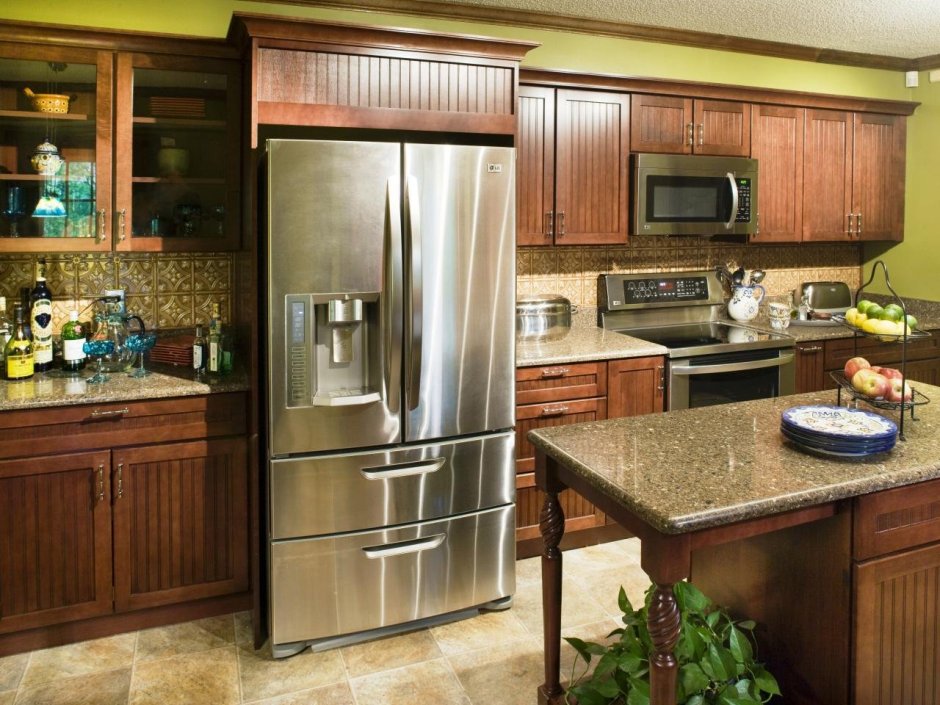 Интерьер кухни с большим холодильником