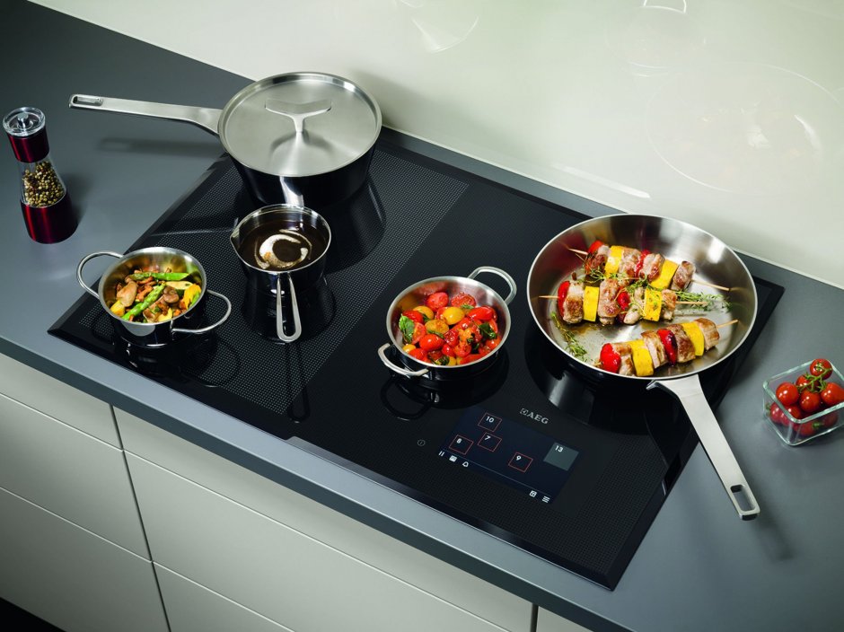 Дизайн кухонь с индукционными плитками (58 фото)