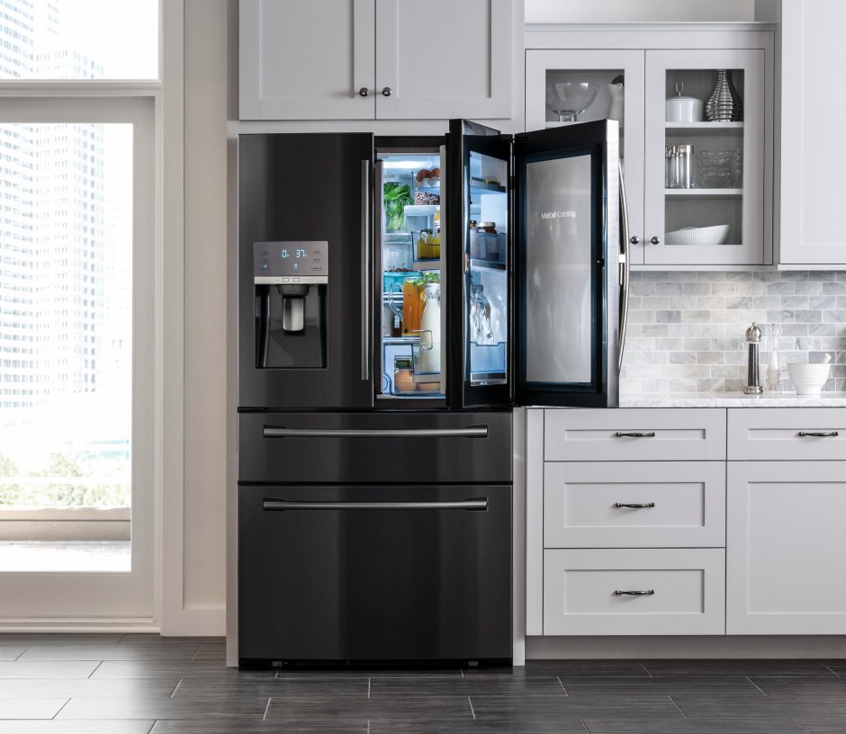 Темный холодильник в интерьере кухни
